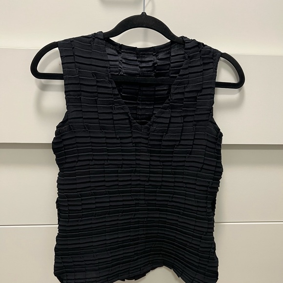 Babette Black Ribbed Sleeveless Blouse - Picture 2 of 4